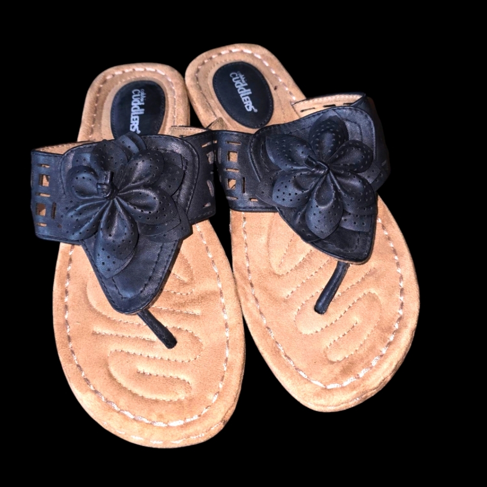 Cobbie Cuddlers Black and Tan Sandals with Floral Design 7W